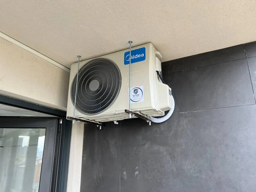 Наружный блок Midea, установленный на фасаде
